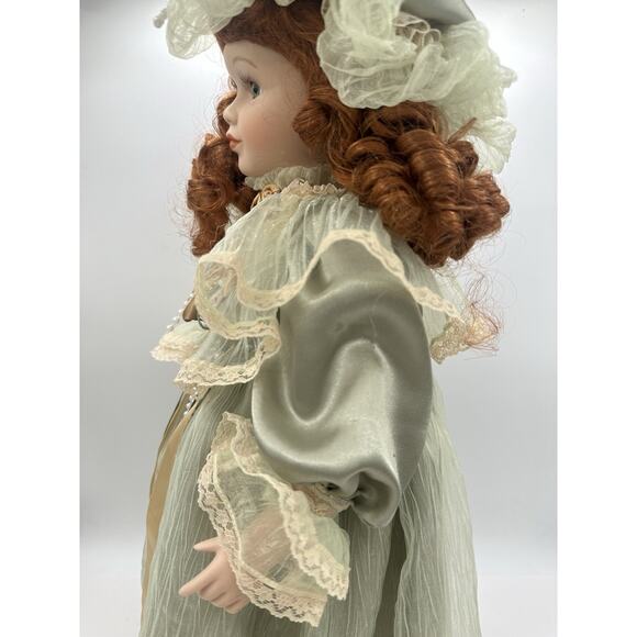 Traditions Victorian Doll Collection Angelina Porcelain Numbered 534 - Picture 9 of 10